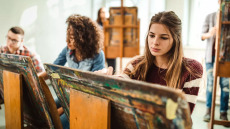 Tι επηρεάζει την ψυχική υγεία των εφήβων – Η καλλιτεχνική ενασχόληση που νικά το στρες