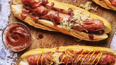 Χοτ ντογκ με καραμελωμένα κρεμμύδια