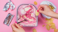 Διατροφή και ψυχολογία: Γιατί έχουμε συχνές λιγούρες και πώς να απαλλαγούμε από αυτές