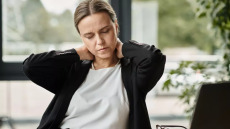 Αυχένας: Η παρατεταμένη κακή στάση σώματος που βλάπτει τη σπονδυλική στήλη