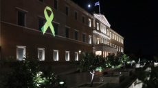 Mε το σύμβολο της μάχης κατά του καρκίνου σε παιδιά και εφήβους φωταγωγήθηκε η Βουλή