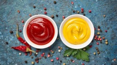 Κέτσαπ και μουστάρδα: Θέλουν ψυγείο; Και πόσο καιρό αντέχουν;