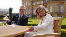 Στη Ρώμη ο Κιρ Στάρμερ για να μιλήσει με την Τζόρτζια Μελόνι για το μεταναστευτικό