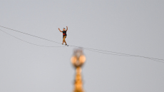 Κωνσταντινούπολη: Εσθονός αθλητής διέσχισε τον Βόσπορο περπατώντας πάνω σε ένα σχοινί σε 165 μέτρα υψόμετρο - Βίντεο