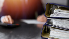 Κύκλωμα καρουζέλ εικονικών εταιρειών κόστισε απώλεια ΦΠΑ άνω των €10 εκατ.  - Το ξέπλυμα με Jaguar, Porsche και πολυτελείς διακοπές