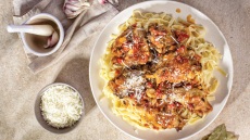 Κοκκινιστά μπουτάκια κοτόπουλο με ταλιατέλες