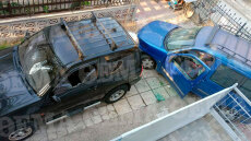 Θεσσαλονίκη: 50χρονος «διέλυσε» με τσεκούρι τα αυτοκίνητα των γειτόνων του επειδή πίστευε ότι έβαλαν κάμερες στο σπίτι του