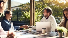 Πώς η τεχνολογία χτίζει σταθερές σχέσεις εμπιστοσύνης για τις επιχειρήσεις