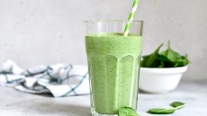 Θρεπτικό smoothie με σπανάκι και φυτικό γάλα