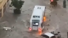 Κάννες: Δρόμοι έγιναν ποτάμια από ξαφνική νεροποντή - Δείτε βίντεο