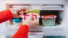 Το κόλπο που θα εξοικονομήσει χώρο στην κατάψυξή μας