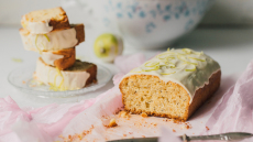 Το μυστικό για το τέλειο φθινοπωρινό κέικ είναι η λευκή σοκολάτα