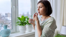 Κατάθλιψη: Σε ποιους ταιριάζει αυτό το αμφιλεγόμενο ψυχοτρόπο – Τι έδειξε η σύγκριση με τα «κλασικά» αντικαταθλιπτικά