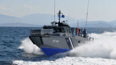 Καταδίωξη στο Φαρμακονήσι: Διακινητές αποβίβασαν 22 μετανάστες και συνελήφθησαν από τις αρχές