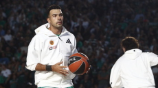 Κώστας Σλούκας: Η τρυφερή στιγμή του αρχηγού του Παναθηναϊκού - Ταΐζει με το μπιμπερό τον γιο του - Φωτογραφία 