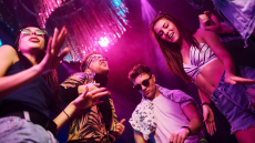 Το επικίνδυνο ροζ «κοκτέιλ» που κυριαρχεί στα club και απειλεί τους νέους