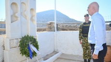 Στεφάνι στο μνημείο των τριών ηρώων του Πολεμικού Ναυτικού στην Κίναρο κατέθεσε ο Δένδιας