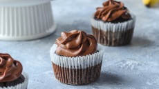 Απογειώνουμε τα μάφιν μπανάνας με frosting σοκολάτας υγείας