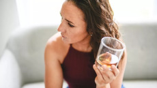 Εξάρτηση από το αλκοόλ: Tέσσερις απλές ερωτήσεις που αποκαλύπτουν εάν υπάρχει πρόβλημα