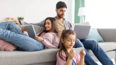 Το παιδί έχει φτωχό λεξιλόγιο; Η συνήθεια που επιδεινώνει τις γλωσσικές δεξιότητες