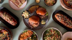 Momo: Αμερικάνικο street food σε ένα cool στέκι στην Καλλιθέα