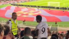 Μπαρτσελόνα: Πέταξαν έξω από το γήπεδο οπαδό της Ρεάλ με μπλούζα Eμπαπέ