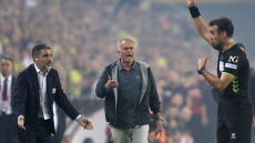 Μοναδικός Μουρίνιο - Δέχθηκε κάρτα, επειδή τοποθέτησε το λάπτοπ του μπροστά στην κάμερα του αγώνα - Βίντεο 