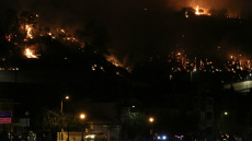 Φωτιά στην Κορινθία: Κάηκαν σπίτια, έκλεισε η Κορίνθου-Πατρών στο ύψος του Δερβενίου, συγκλονιστικά βίντεο
