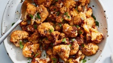 Φτιάχνουμε πικάντικο κουνουπίδι πανέ στη φριτέζα αέρος