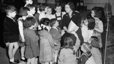 «Αγαπημένη Θεία Λένα»: Ντοκιμαντέρ για τη γυναίκα που μεγάλωσε γενιές παιδιών με τη φωνή της