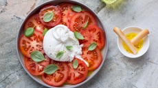 Γιατί μπερδεύουμε τη burrata με τη mozzarella