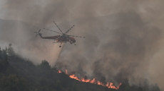 Καίει σε πολλές εστίες για τέταρτη μέρα η φωτιά στο Ξυλόκαστρο - Στη μάχη 10 εναέρια μέσα 