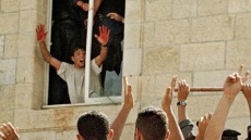 To Ισραήλ ανακοίνωσε ότι σκότωσε στη Γάζα τον Αζίζ Σαλχά - Πριν 24 χρόνια είχε φωτογραφηθεί με το αίμα από το λιντσάρισμα δύο εφέδρων