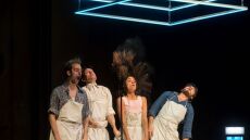 «Δημοκρατία του Μπακλαβά»: Η επιτυχημένη παράσταση επιστρέφει στην Αθήνα