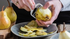 5 τρόποι για να αξιοποιήσετε τη φλούδα των αχλαδιών