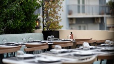 Balcony: Γεύμα σε ένα αστικό, όμορφο μπαλκόνι