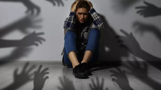 Διπολική διαταραχή και σχιζοφρένεια δεν εμφανίζονται αιφνιδίως – Τα προμηνύματα που υποψιάζουν