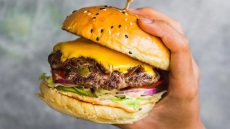 Τα burger των Ελλήνων σεφ που πρέπει να δοκιμάσετε
