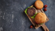 Burger με κρέας ή vegetarian/vegan; Τι προτιμούν οι αναγνώστες του Cantina;