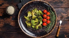 Μπρόκολο με σόγια και σουσάμι στη φριτέζα αέρος σε 10’