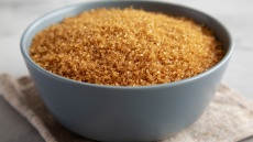 Το κόλπο να μαλακώσουμε ξανά την πετρωμένη καστανή ζάχαρη