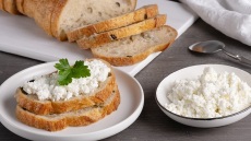 Το θρεπτικό τυρί cottage γίνεται ξανά viral (+συνταγές από το TikTok)