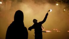 Θεσσαλονίκη: Κουκουλοφόροι πέταξαν μολότοφ και πέτρες κατά αστυνομικών έξω από το ΑΠΘ - Έξι προσαγωγές 