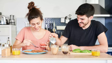 Τοστ αβοκάντο ή βρώμη; Ποιο πρωινό οδηγεί σε μεγαλύτερη απώλεια βάρους τις γυναίκες και ποιο τους άντρες