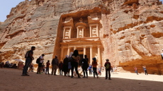 Ιορδανία: Ανακάλυψαν τάφο στην Πέτρα με 12 ανθρώπινους σκελετούς και αντικείμενα 2.000 ετών