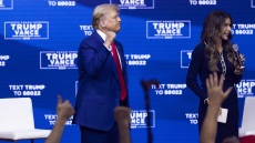 Ντόναλντ Τραμπ: Το έριξε στον χορό σε συγκέντρωση στην Φιλαδέλφεια - Οι «παραγγελιές» που άκουσε - Δείτε  βίντεο 