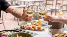 Πώς η πλατεία Αγίων Θεοδώρων έγινε ο προορισμός της στιγμής