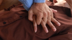 Ελληνικός Ερυθρός Σταυρός: Πώς πρέπει να αντιδράσουμε σε περίπτωση καρδιακής ανακοπής ενός ατόμου