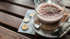 Φιλοδωρήματα: Όλοι οι νέοι κανόνες - Τι γλιτώνει ο εργαζόμενος και πώς θα ελέγχεται ο επιχειρηματίας