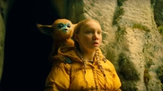 Γουίλεμ Νταφόε: Κυκλοφόρησε το τρέιλερ της ταινίας επιστημονικής φαντασίας «The Legend Of Ochi»